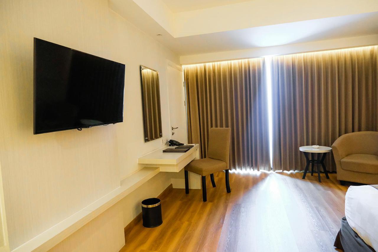 Platinum Adisucipto Hotel & Conference Center Kalasan Exterior foto