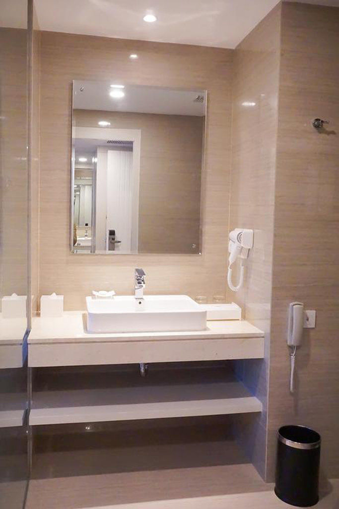 Platinum Adisucipto Hotel & Conference Center Kalasan Exterior foto