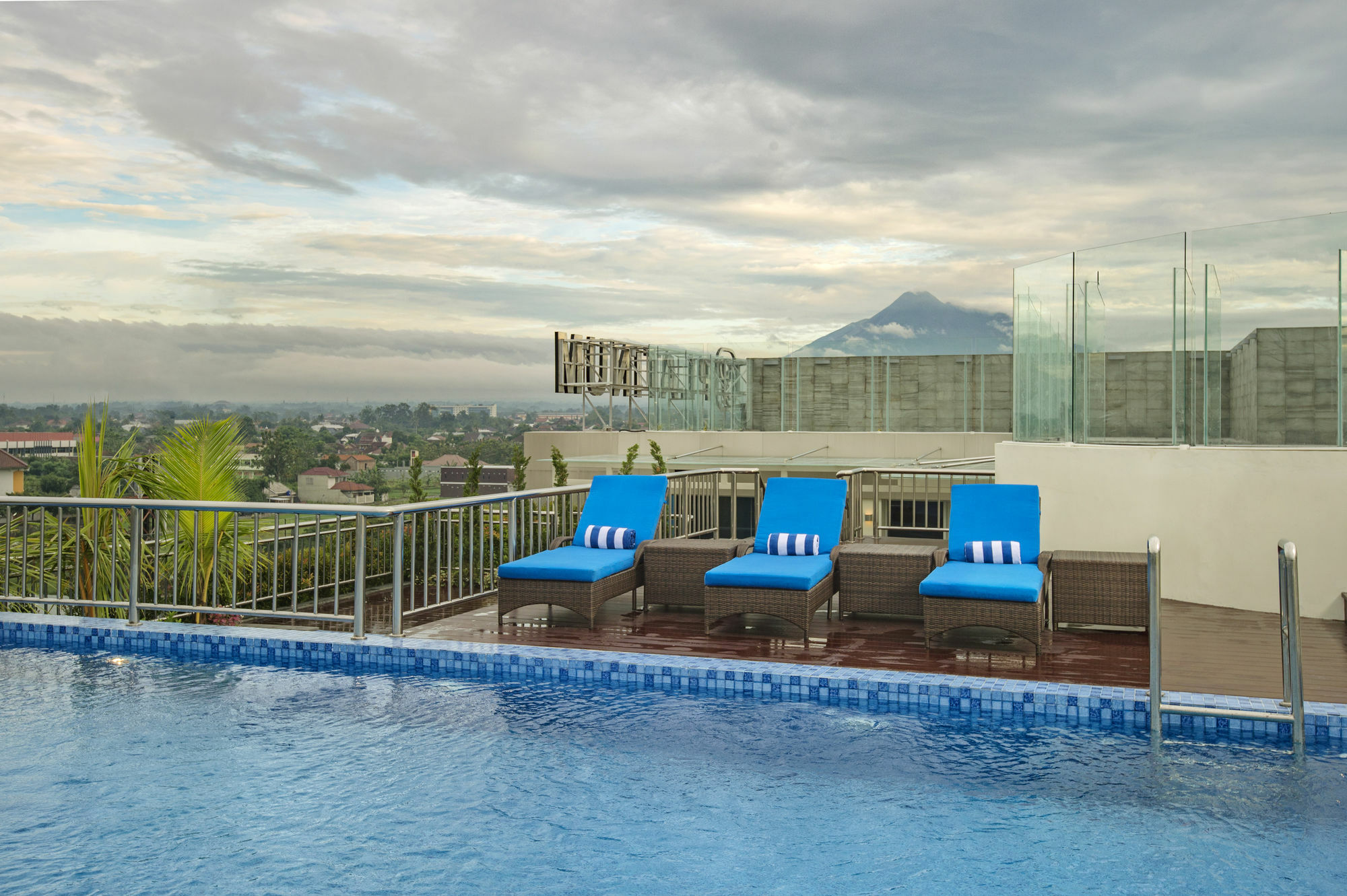 Platinum Adisucipto Hotel & Conference Center Kalasan Exterior foto