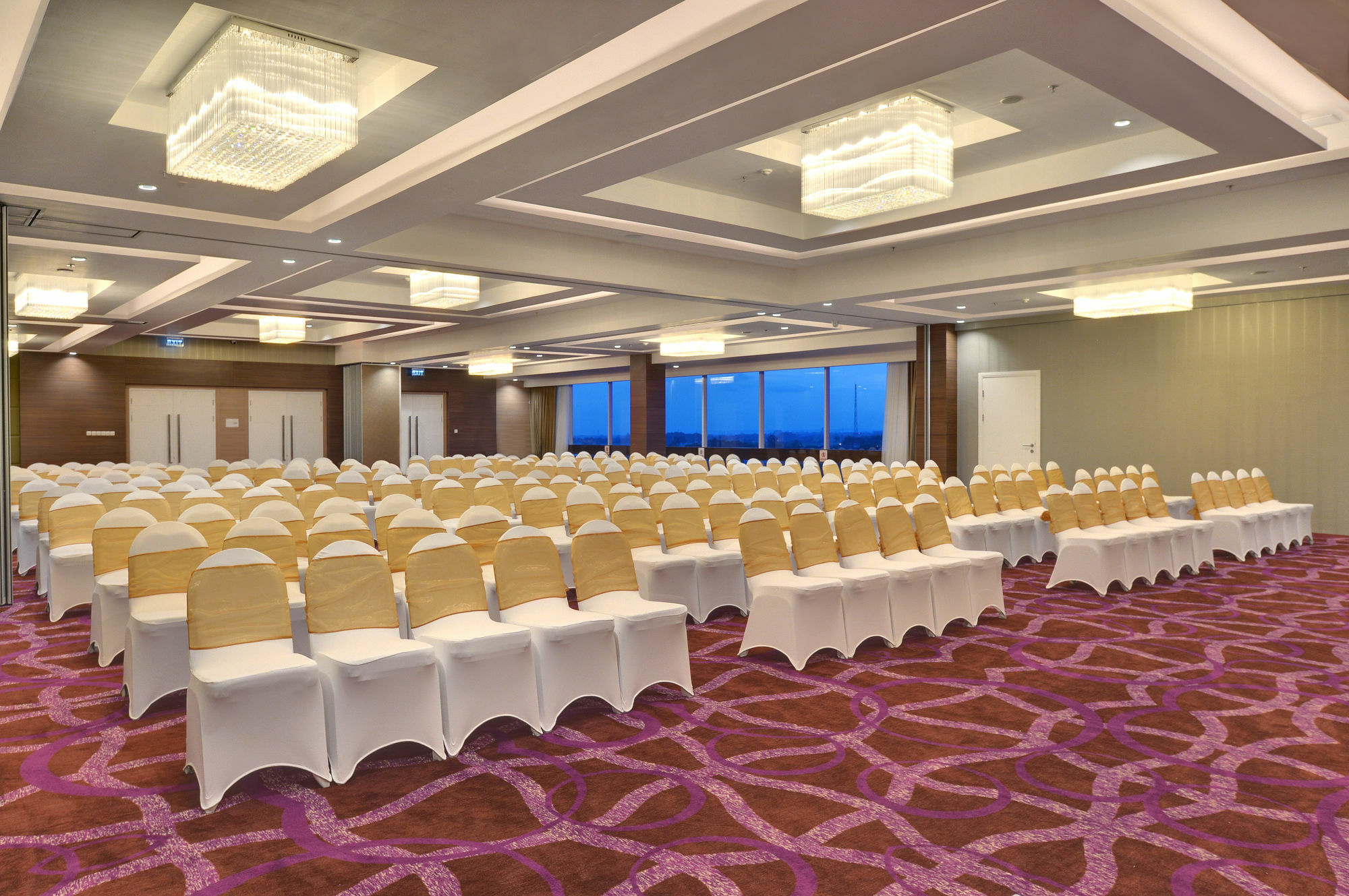 Platinum Adisucipto Hotel & Conference Center Kalasan Exterior foto
