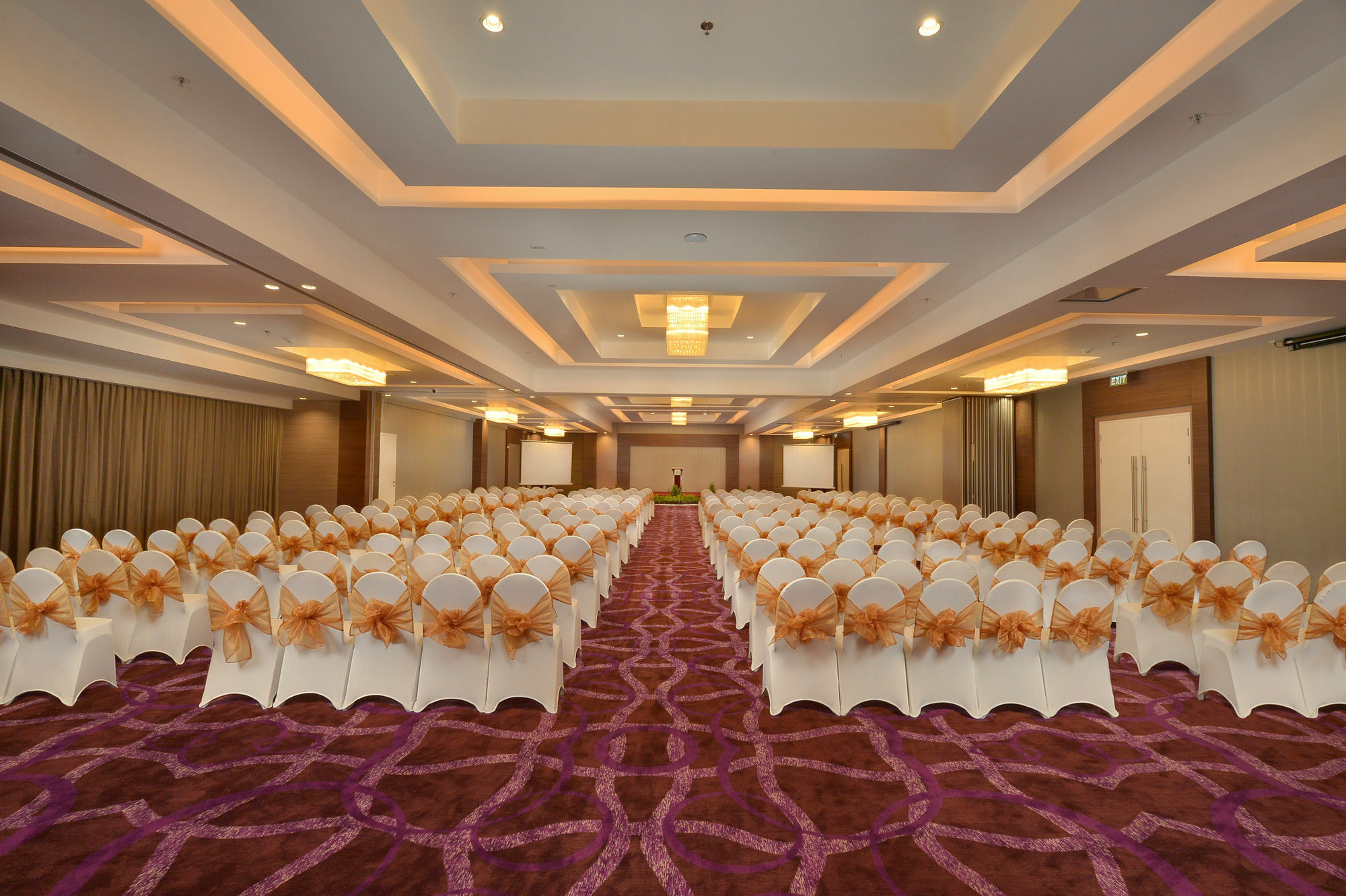 Platinum Adisucipto Hotel & Conference Center Kalasan Exterior foto