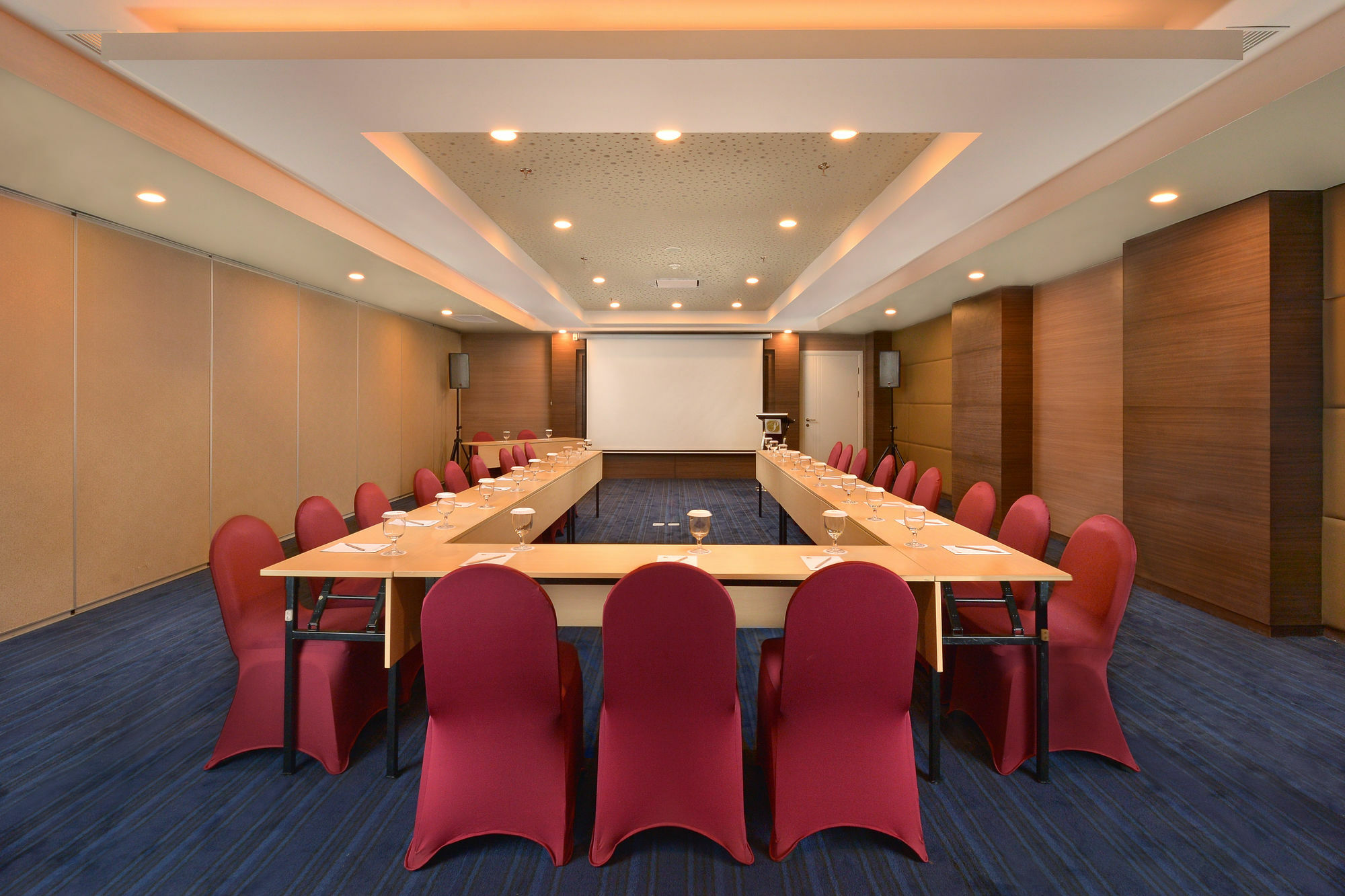 Platinum Adisucipto Hotel & Conference Center Kalasan Exterior foto